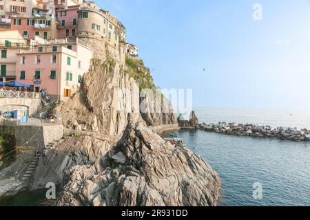 Manarola Italie - 25 avril 2011; maisons de Manarola ancien village de pêcheurs construit sur la falaise de roche au-dessus de la mer Méditerranée. Banque D'Images