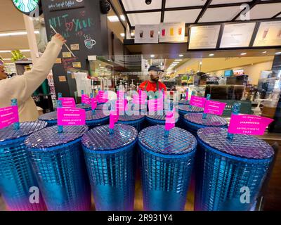 Anderson, CA, États-Unis 23rd juin 2023. Starbucks, sur Balls Ferry Road, Anderson CA, présente des tasses Rainbow avec de petits drapeaux roses, créées par l'artiste Tim Singleton, pour honorer le mois de la fierté gay. Un panneau indiquant « Mes Baristas » se trouve au coin de la rue. Un employé de Safeway sert du café pour Starbucks dans la boutique de l'épicerie, à environ 100 miles au nord de San Francisco, alors qu'une femme atteint pour une paille. (Credit image: © Amy Katz/ZUMA Press Wire) USAGE ÉDITORIAL SEULEMENT! Non destiné À un usage commercial ! Banque D'Images