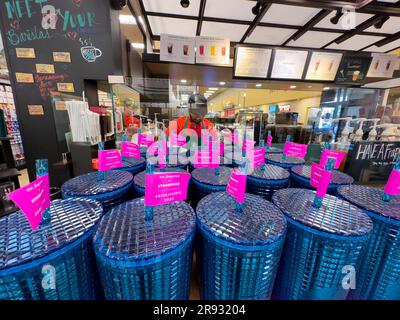 Anderson, CA, États-Unis 23rd juin 2023. Starbucks, sur Balls Ferry Road, Anderson CA, présente des tasses Rainbow avec de petits drapeaux roses, créées par l'artiste Tim Singleton, pour honorer le mois de la fierté gay. Un panneau indiquant « Mes Baristas » se trouve au coin de la rue. Un employé de Safeway sert du café pour Starbucks dans la boutique de l'épicerie, à environ 100 kilomètres au nord de San Francisco. (Credit image: © Amy Katz/ZUMA Press Wire) USAGE ÉDITORIAL SEULEMENT! Non destiné À un usage commercial ! Banque D'Images