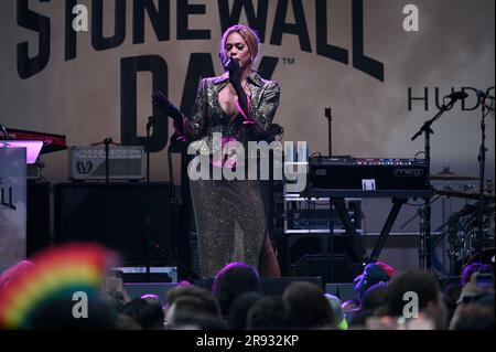 New York, États-Unis. 23rd juin 2023. L'actrice Laverne Cox s'exprime à la célébration du jour 2023 de Stonewall à Hudson yards à New York, NY, 23 juin 2023. (Photo par Anthony Behar/Sipa USA) crédit: SIPA USA/Alay Live News Banque D'Images