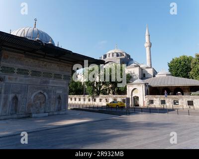 Fontaine de Tophane '.Mahmud Han Çeşmesi' à gauche et Kılıç Ali Pasha Mosquée à droite à Istanbul, Turquie Banque D'Images