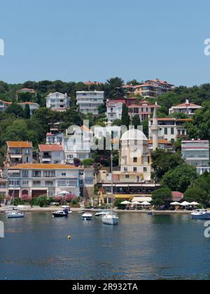 Front de mer sur l'île de Burgaz alias Burgazada, l'une des îles Princesse dans la mer de Marmara, près d'Istanbul, Turquie Banque D'Images