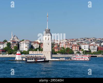 Bateaux à passagers arrivant à Maidens Tower, une tour d'observation et de diffusion sur la mer du Bosphore (alias Bosphore) à Uskudar, Istanbul, Turquie Banque D'Images