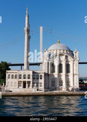 Grande mosquée Mecidiye (mosquée Ortaköy) au bord de l'eau à Ortakoy, district de Beşiktaş, Istanbul, Turquie Banque D'Images