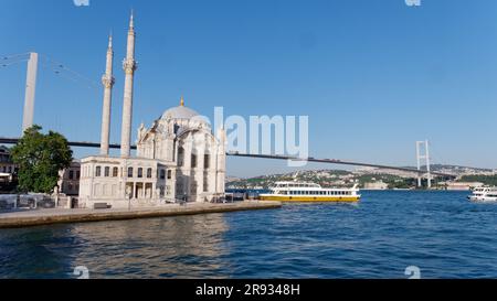 Grande mosquée Mecidiye (mosquée Ortaköy) au bord de l'eau à Ortakoy, district de Beşiktaş, Istanbul, Turquie Banque D'Images