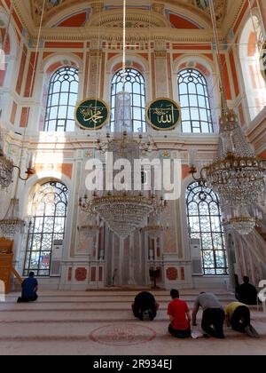 Intérieur de la Grande Mosquée Mecidiye (Mosquée Ortaköy) à Ortakoy, district de Beşiktaş, Istanbul, Turquie Banque D'Images