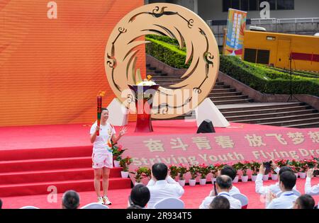 Chongqing. 24th juin 2023. Le porteur de la torche Li Xuerui tient la torche pendant le relais de la torche des Jeux de l'Université mondiale d'été de la FISU de Chengdu en 2021 à l'Université de Chongqing, dans la municipalité de Chongqing, au sud-ouest de la Chine, à 24 juin 2023. Credit: Liu Chan/Xinhua/Alay Live News Banque D'Images