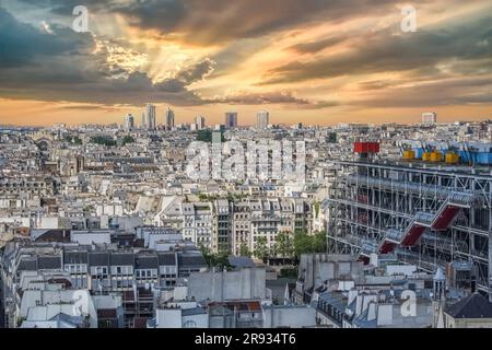 Paris, vue aérienne de la ville, avec le centre Pompidou, et la Défense en arrière-plan Banque D'Images