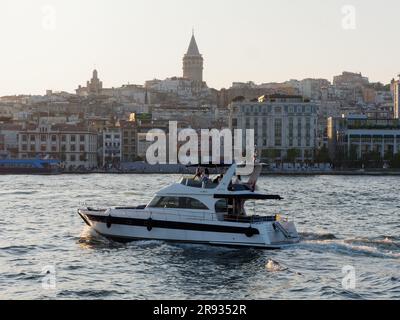 Vacanciers sur un bateau de luxe sur la Corne d'Or avec la Tour Galata derrière, Istanbul, Turquie Banque D'Images