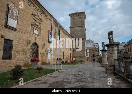 UBEDA, ESPAGNE – 4 DÉCEMBRE 2022 : hôpital de Santiago. C'est un monument national situé dans la ville d'Ubeda, province de Jaen, Espagne. Son constructeur Banque D'Images