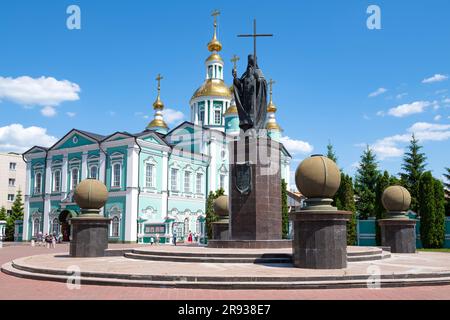 TAMBOV, RUSSIE - 03 JUIN 2023 : monument de la rue Pitirim, évêque de Tambov et cathédrale de Spaso-Preobrazhensky le jour de juin ensoleillé Banque D'Images