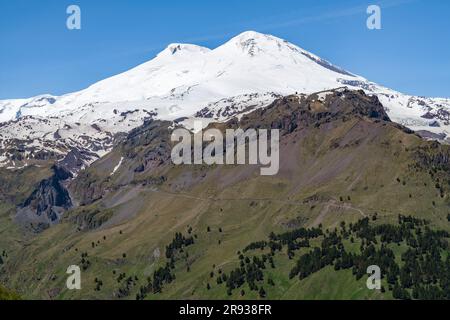 Elbrus Mount le jour ensoleillé de juin. Vue depuis le mont Cheget. Kabardino-Balkaria, Russie Banque D'Images