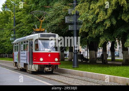 VLADIKAVKAZ, RUSSIE - 13 JUIN 2023 : tramway rouge ancien sur le Prospekt Mira, un jour d'été Banque D'Images