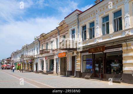 VLADIKAVKAZ, RUSSIE - 13 JUIN 2023 : ancien développement urbain sur le Prospekt Mira, un jour d'été ensoleillé Banque D'Images