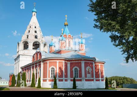 KOLOMNA, RUSSIE - 17 JUIN 2023 : Église de l'icône Tikhvin de la mère de Dieu avec un clocher le matin ensoleillé de juin Banque D'Images