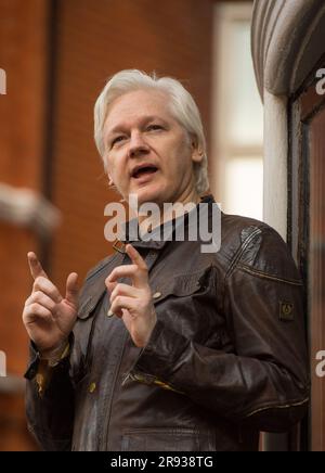 Photo du dossier datée du 19/05/17 du fondateur de WikiLeaks, Julian Assange, parlant depuis le balcon de l'ambassade équatorienne à Londres. Une manifestation devant le Parlement aura lieu samedi pour renforcer les demandes de libération de M. Assange. Les militants et les partisans défileront dans le centre de Londres alors qu'Assange sera extradé vers les États-Unis, où il craint d'être emprisonné pour le reste de sa vie. Date de publication : samedi 24 juin 2023. Banque D'Images