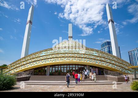 ARGUN, RUSSIE - 14 JUIN 2023 : un groupe de touristes à la Mosquée du coeur de la mère. Argun, République tchétchène Banque D'Images