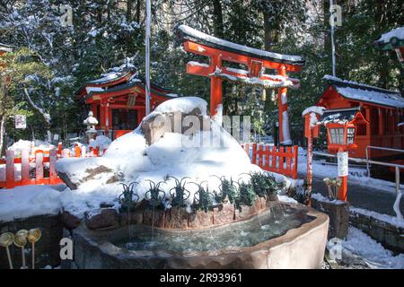 Neige sur le sanctuaire de Kuzuryu et les sprins de Ryujin Banque D'Images