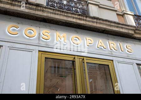 Bordeaux , Aquitaine France - 06 22 2023 : cosmoparis logo marque et texte signe avant entrée façade magasin de mode chaussures femmes chaussures Banque D'Images