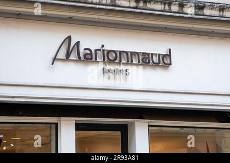 Bordeaux , Aquitaine France - 06 22 2023 : marionnaud paris logo marque boutique de mode et chaîne de texte enseigne sur la façade boutique parfumeur de cosmet Banque D'Images