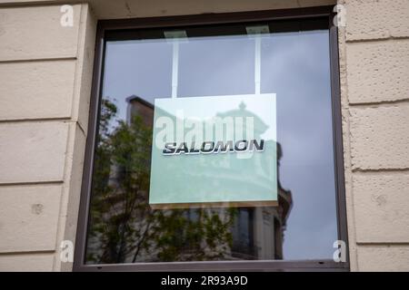 Bordeaux , Aquitaine France - 06 06 2023 : Salomon signez le magasin de texte et le logo de la chaîne boutique sur le mur façade boutique chaussures de ski sportives Banque D'Images