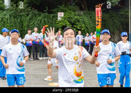 Chongqing. 24th juin 2023. Le porteur de la torche Gu Li (avant) fonctionne avec la torche pendant le relais de la torche des Jeux de l'Université mondiale d'été de la FISU de Chengdu 2021 à l'Université de Chongqing, dans la municipalité de Chongqing, dans le sud-ouest de la Chine, à 24 juin 2023. Credit: Huang Wei/Xinhua/Alay Live News Banque D'Images