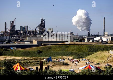 WIJK AAN ZEE - les militants de Greenpeace commencent leur journée dans un camp de tentes au parc de sculptures Een Zee van Staal, près de Tata Steel. Ils se sont préparés à une importante manifestation à la aciérie plus tard dans la journée. ANP RAMON VAN FLYMEN pays-bas sortie - belgique sortie Banque D'Images