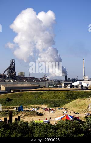 WIJK AAN ZEE - les militants de Greenpeace commencent leur journée dans un camp de tentes au parc de sculptures Een Zee van Staal, près de Tata Steel. Ils se préparaient à une importante manifestation à la aciérie plus tard dans la journée. ANP RAMON VAN FLYMEN pays-bas sortie - belgique sortie Banque D'Images
