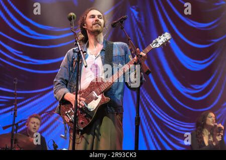 Pilton, Royaume-Uni. 23rd juin 2023. Musicien irlandais, chanteur-compositeur Andrew John Hozier-Byrne connu professionnellement sous le nom de Hozier, en direct au Glastonbury Festival of the Performing Arts (Photo par Dawn Fletcher-Park/SOPA Images/Sipa USA) crédit: SIPA USA/Alay Live News Banque D'Images