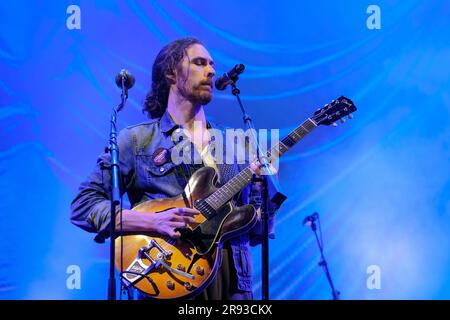 Pilton, Royaume-Uni. 23rd juin 2023. Musicien irlandais, chanteur-compositeur Andrew John Hozier-Byrne connu professionnellement sous le nom de Hozier, en direct au Glastonbury Festival of the Performing Arts (Photo par Dawn Fletcher-Park/SOPA Images/Sipa USA) crédit: SIPA USA/Alay Live News Banque D'Images