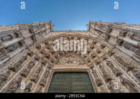 Séville, Espagne - 14 juin 2023 : détail tympan de la porte de l'Assomption (puerta de la asunción). Cathédrale de Séville (cathédrale de Séville). Banque D'Images