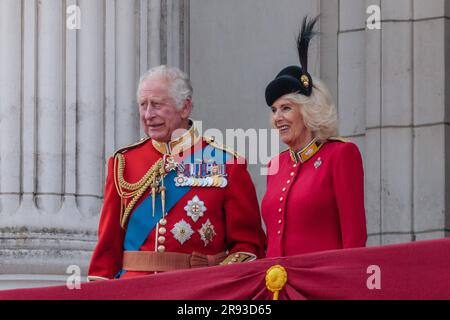 Le roi et la reine britanniques sur le balcon de Buckingham Palace pour regarder le Trooping The Color survoler. Photo par Amanda Rose/Alay Banque D'Images