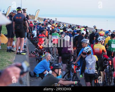 Minster on Sea, Kent, Royaume-Uni. 24th juin 2023. « Chase the Sun South » est une excursion épique de 205 kilomètres à vélo du lever au coucher du soleil, qui commence à Minster on Sea, dans le Kent et se termine à Weston-super-Mare, dans le Somerset, en une journée. Ce matin, au lever du soleil, 1 000 cyclistes se sont mis au départ de Minster on Sea. L'événement, qui est un tour de participation massive plutôt qu'une course, se tient aussi près que possible du solstice d'été pour maximiser les heures de jour. Crédit : James Bell/Alay Live News Banque D'Images