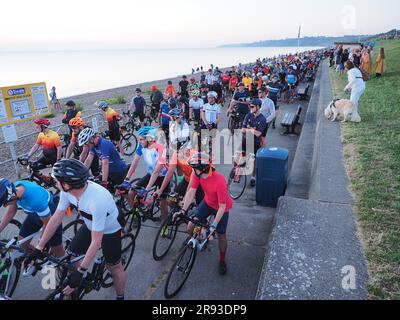 Minster on Sea, Kent, Royaume-Uni. 24th juin 2023. « Chase the Sun South » est une excursion épique de 205 kilomètres à vélo du lever au coucher du soleil, qui commence à Minster on Sea, dans le Kent et se termine à Weston-super-Mare, dans le Somerset, en une journée. Ce matin, au lever du soleil, 1 000 cyclistes se sont mis au départ de Minster on Sea. L'événement, qui est un tour de participation massive plutôt qu'une course, se tient aussi près que possible du solstice d'été pour maximiser les heures de jour. Crédit : James Bell/Alay Live News Banque D'Images