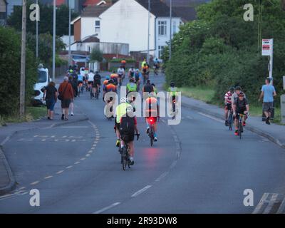 Minster on Sea, Kent, Royaume-Uni. 24th juin 2023. « Chase the Sun South » est une excursion épique de 205 kilomètres à vélo du lever au coucher du soleil, qui commence à Minster on Sea, dans le Kent et se termine à Weston-super-Mare, dans le Somerset, en une journée. Ce matin, au lever du soleil, 1 000 cyclistes se sont mis au départ de Minster on Sea. L'événement, qui est un tour de participation massive plutôt qu'une course, se tient aussi près que possible du solstice d'été pour maximiser les heures de jour. Crédit : James Bell/Alay Live News Banque D'Images