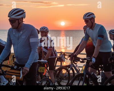 Minster on Sea, Kent, Royaume-Uni. 24th juin 2023. « Chase the Sun South » est une excursion épique de 205 kilomètres à vélo du lever au coucher du soleil, qui commence à Minster on Sea, dans le Kent et se termine à Weston-super-Mare, dans le Somerset, en une journée. Ce matin, au lever du soleil, 1 000 cyclistes se sont mis au départ de Minster on Sea. L'événement, qui est un tour de participation massive plutôt qu'une course, se tient aussi près que possible du solstice d'été pour maximiser les heures de jour. Crédit : James Bell/Alay Live News Banque D'Images