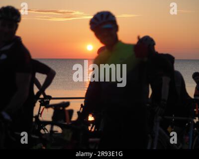 Minster on Sea, Kent, Royaume-Uni. 24th juin 2023. « Chase the Sun South » est une excursion épique de 205 kilomètres à vélo du lever au coucher du soleil, qui commence à Minster on Sea, dans le Kent et se termine à Weston-super-Mare, dans le Somerset, en une journée. Ce matin, au lever du soleil, 1 000 cyclistes se sont mis au départ de Minster on Sea. L'événement, qui est un tour de participation massive plutôt qu'une course, se tient aussi près que possible du solstice d'été pour maximiser les heures de jour. Crédit : James Bell/Alay Live News Banque D'Images