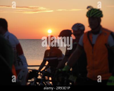 Minster on Sea, Kent, Royaume-Uni. 24th juin 2023. « Chase the Sun South » est une excursion épique de 205 kilomètres à vélo du lever au coucher du soleil, qui commence à Minster on Sea, dans le Kent et se termine à Weston-super-Mare, dans le Somerset, en une journée. Ce matin, au lever du soleil, 1 000 cyclistes se sont mis au départ de Minster on Sea. L'événement, qui est un tour de participation massive plutôt qu'une course, se tient aussi près que possible du solstice d'été pour maximiser les heures de jour. Crédit : James Bell/Alay Live News Banque D'Images