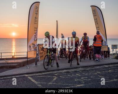 Minster on Sea, Kent, Royaume-Uni. 24th juin 2023. « Chase the Sun South » est une excursion épique de 205 kilomètres à vélo du lever au coucher du soleil, qui commence à Minster on Sea, dans le Kent et se termine à Weston-super-Mare, dans le Somerset, en une journée. Ce matin, au lever du soleil, 1 000 cyclistes se sont mis au départ de Minster on Sea. L'événement, qui est un tour de participation massive plutôt qu'une course, se tient aussi près que possible du solstice d'été pour maximiser les heures de jour. Crédit : James Bell/Alay Live News Banque D'Images