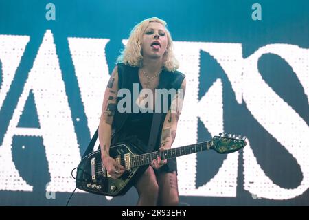 Pilton, Royaume-Uni. 23rd juin 2023. Chanteur et guitariste principal Heather Baron-Gracie, groupe de rock anglais Pale Waves, en direct sur scène au Glastonbury Festival of the Performing Arts Les ondes pâles étaient à l'origine appelées Creek, et commencèrent par la chanteuse et guitariste Heather Baron-Gracie et le batteur Ciara Doran où ils se sont rencontrés à l'université de Manchester. Crédit : SOPA Images Limited/Alamy Live News Banque D'Images