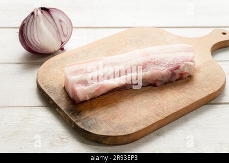 Poitrine de porc et légumes placés sur la table. Banque D'Images