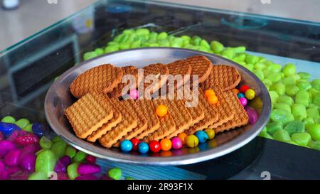 Biscuits ronds de blé entier digestifs en plaque d'acier inoxydable. Biscuits de blé indien dans l'assiette, biscuits comme meilleur petit déjeuner à l'heure du thé Banque D'Images