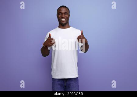 jeune africain optimiste réussi en t-shirt blanc Banque D'Images