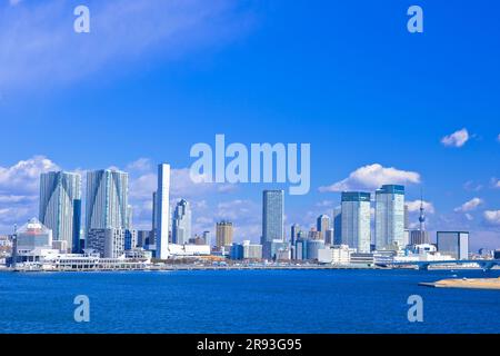 Harumi Pier et Tokyo Sky Tree Banque D'Images