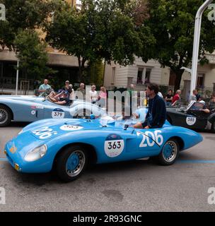 Pesaro , ITALIE - 14 juin - 2023 : FERRY F750 RENAULT 1955 1 sur une vieille voiture de course en rallye mille Miglia 2023 la célèbre course historique italienne (1927-19 Banque D'Images