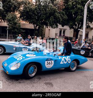 Pesaro , ITALIE - 14 juin - 2023 : FERRY F750 RENAULT 1955 1 sur une vieille voiture de course en rallye mille Miglia 2023 la célèbre course historique italienne (1927-19 Banque D'Images