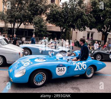 Pesaro , ITALIE - 14 juin - 2023 : FERRY F750 RENAULT 1955 1 sur une vieille voiture de course en rallye mille Miglia 2023 la célèbre course historique italienne (1927-19 Banque D'Images