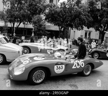 Pesaro , ITALIE - 14 juin - 2023 : FERRY F750 RENAULT 1955 1 sur une vieille voiture de course en rallye mille Miglia 2023 la célèbre course historique italienne (1927-19 Banque D'Images