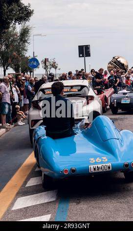 Pesaro , ITALIE - 14 juin - 2023 : FERRY F750 RENAULT 1955 1 sur une vieille voiture de course en rallye mille Miglia 2023 la célèbre course historique italienne (1927-19 Banque D'Images