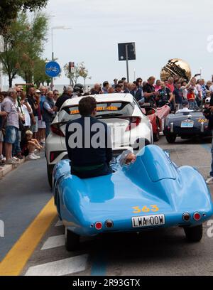 Pesaro , ITALIE - 14 juin - 2023 : FERRY F750 RENAULT 1955 1 sur une vieille voiture de course en rallye mille Miglia 2023 la célèbre course historique italienne (1927-19 Banque D'Images